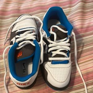 Never worn Nike sneakers. Size 4Y I think they are dunks but don’t quote me!